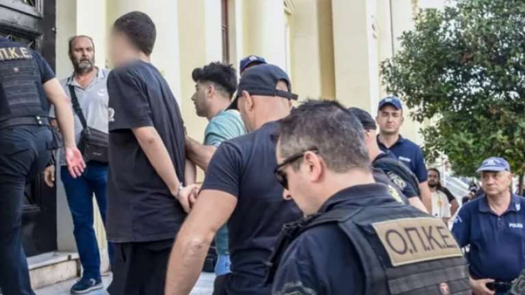 Πάτρα: Προφυλακιστέοι ο 19χρονος και ο 27χρονος για τη μεγάλη φωτιά – Οι μαρτυρίες των κατοίκων που οδήγησαν στη σύλληψη