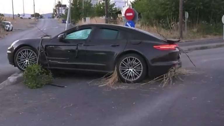 Τροχαίο στη Θέρμη: Πόρσε έπεσε με ιλιγγιώδη ταχύτητα σε ΙΧ, 2 τραυματίες - Άφαντος ο οδηγός, βγήκε από την ηλιοροφή [βίντεο]