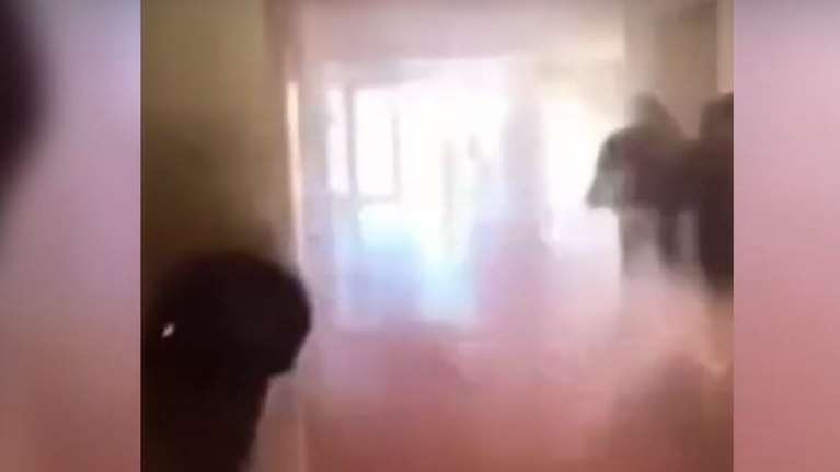 Λαμία - Πανικός σε σχολείο:  Άναψαν καπνογόνα και νόμιζαν ότι ξέσπασε πυρκαγιά - Λιποθύμησε μία μαθήτρια