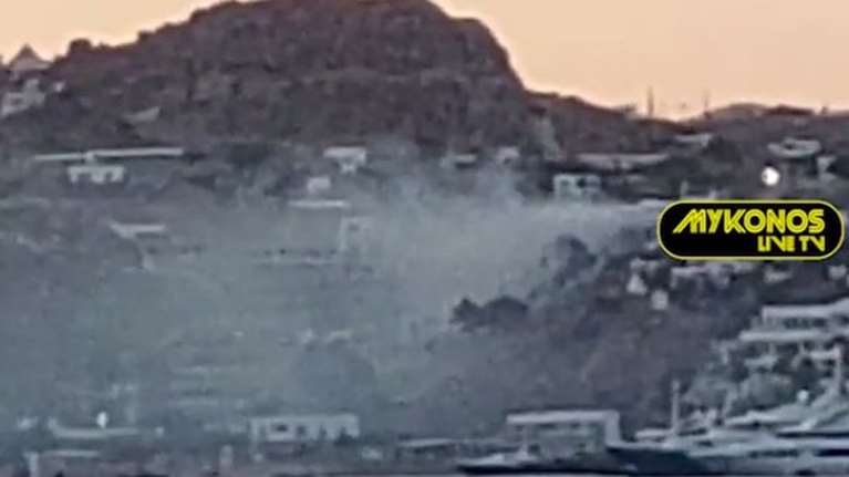 Φωτιά στη Μύκονο: Φλόγες και πυκνοί καπνοί στην παραλία Ψαρρού [Βίντεο]