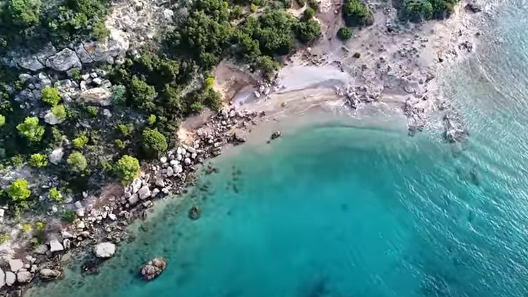 Χλιδή: Για μπάνιο δίπλα στο ακριβότερο σπίτι της Ελλάδας - Η λευκή παραλία και το &quot;ιδιωτικό&quot; νησί [βίντεο]