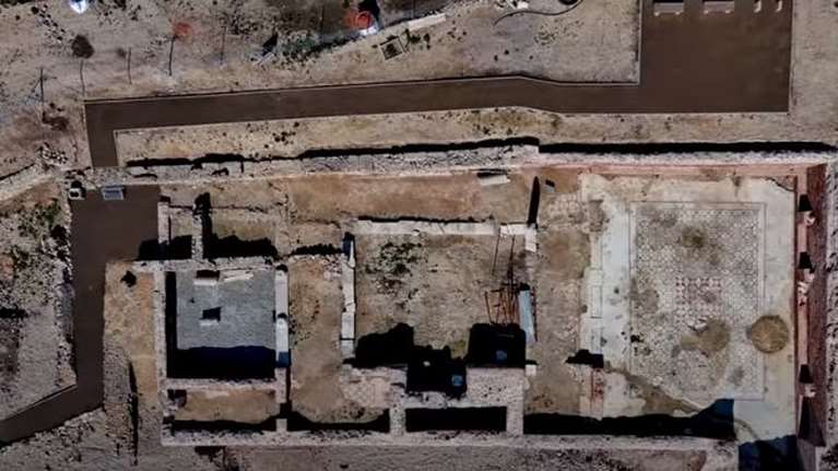 Η γαλάζια πολιτεία των νεκρών: Οι εκπληκτικές κατακόμβες της Κορινθίας που ελάχιστοι γνωρίζουν [βίντεο]