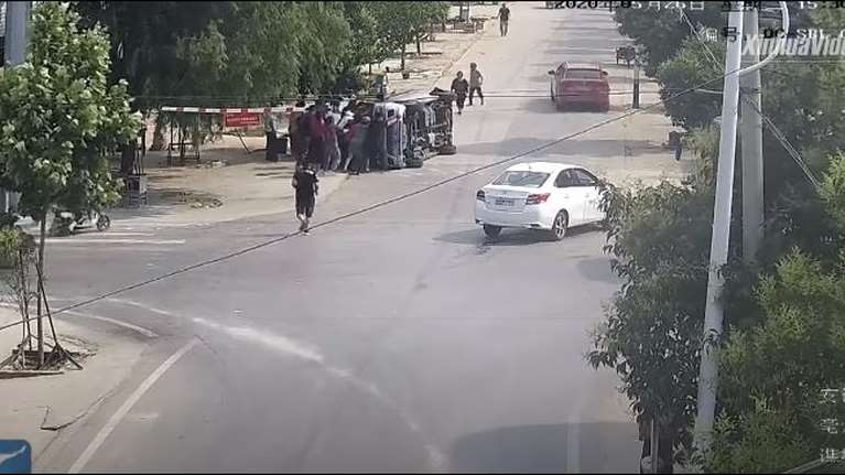 Απίστευτο βίντεο: Περαστικοί έτρεξαν αμέσως και έσωσαν οδηγό από βανάκι που τούμπαρε