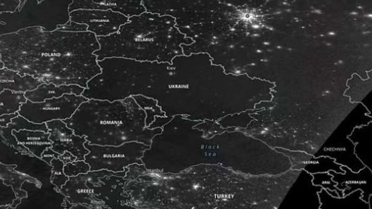 Μαύρη τρύπα στον χάρτη η Ουκρανία μετά τους ρωσικούς βομβαρδισμούς - Αποκαλυπτικές δορυφορικές φωτό της NASA