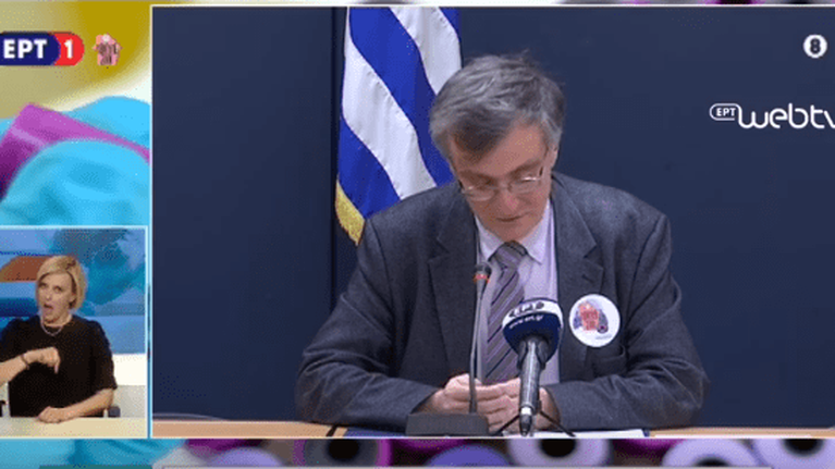 Τσιόδρας: &quot;Μένουμε Σπίτι&quot;- Εμφανίστηκε με αυτοκόλλητο στο πέτο ο λοιμωξιολόγος