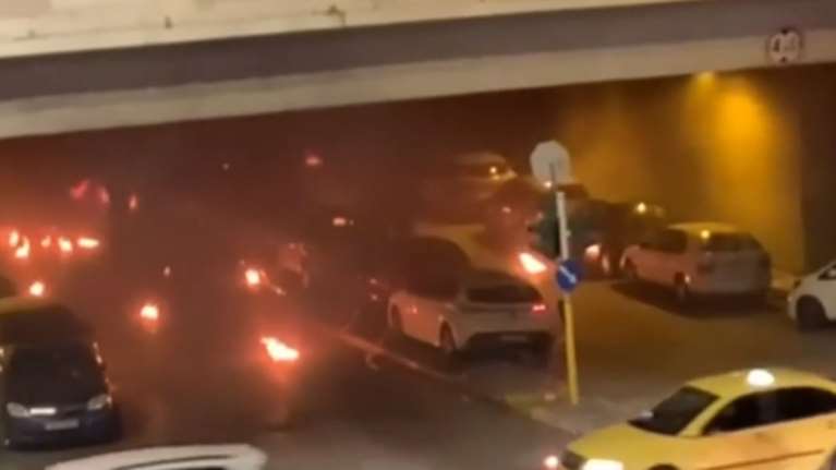 Επεισόδια στο Φάληρο: Μολότοφ και δακρυγόνα πριν το ματς Ολυμπιακός - Παναθηναϊκός - Κάηκαν αυτοκίνητα [Βίντεο]