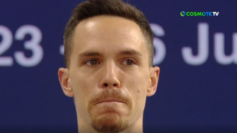 Λευτέρης Πετρούνιας: Η συγκίνηση και τα δάκρυα στην ανάκρουση του εθνικού ύμνου [βίντεο]