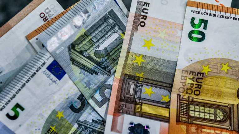 Ποιοι εργαζόμενοι είδαν στους μισθούς τους τις πρώτες "τριετίες" - Έως και 30% η αύξηση, δείτε τα παραδείγματα