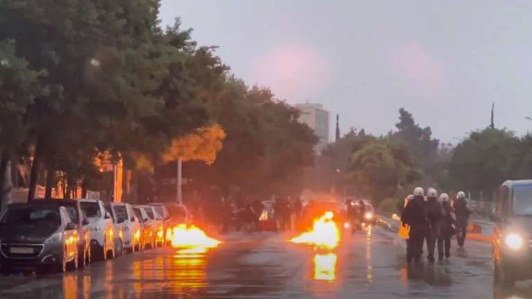 Θεσσαλονίκη: Νέα επεισόδια μετά από πορεία - Μολότοφ και χημικά στην Εγνατία [Εικόνες - Βίντεο]