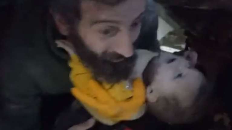 Απεγκλώβισαν τη μικρή Ελένη μετά από 68 ώρες - Θαύμα μέσα στα ερείπια του σεισμού στην Τουρκία [βίντεο]