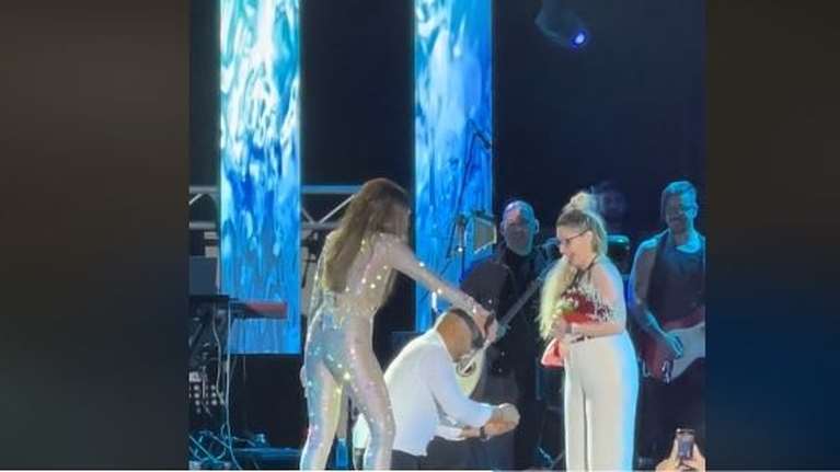 Δέσποινα Βανδή: Η πρόταση γάμου πάνω στη σκηνή και η αντίδραση της τραγουδίστριας [Βίντεο]