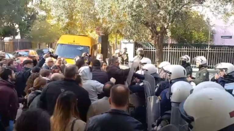 Πατήσια: ΜΑΤ χτυπούν πολίτες που εμποδίζουν έξωση σε μονογονεϊκή οικογένεια- &quot;Ήρθατε εδώ και οι εγκληματίες είναι ελεύθεροι&quot;