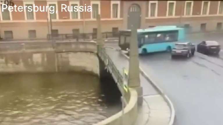 Αγία Πετρούπολη: Νέο βίντεο ντοκουμέντο από την πτώση του λεωφορείου σε ποτάμι - Επτά οι νεκροί