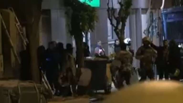 Κουκάκι: Σε 6 χρόνια καταδικάστηκαν οι καταληψίες που πέταγαν τσιμεντόλιθους σε αστυνομικούς [βίντεο]