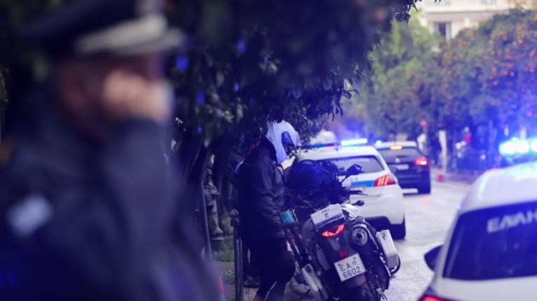 Νέα γυναικοκτονία στην Κρήτη: Την μαχαίρωσε επειδή του ζήτησε να χωρίσουν - &quot;Ο πατέρας μου σκότωσε τη μάνα μου&quot;