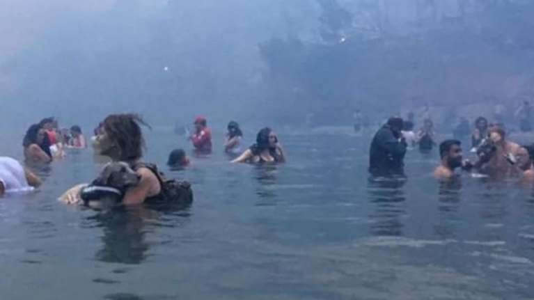 Δίκη για το Μάτι: Ανατριχιαστικές περιγραφές - &quot;Άφησα το νεκρό παιδί μου μέσα στη θάλασσα για να σώσω το άλλο μου παιδί&quot;