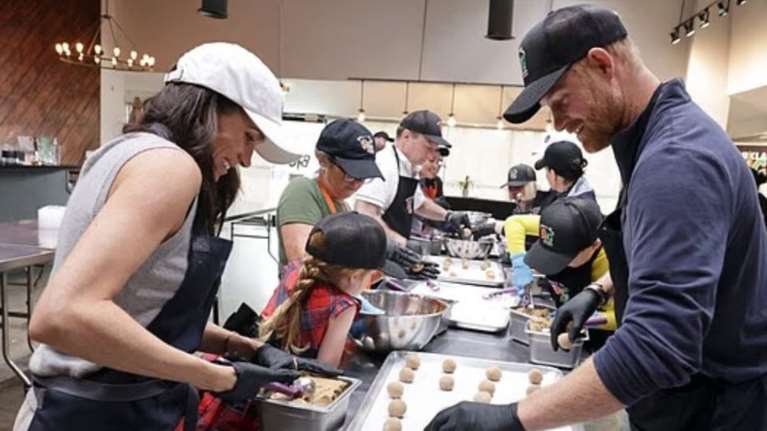 Στην... κουζίνα τα πριγκιπόπουλα  Άρτσι και Λίλιμπετ: Μοίρασαν γεύματα για φιλανθρωπικό σκοπό