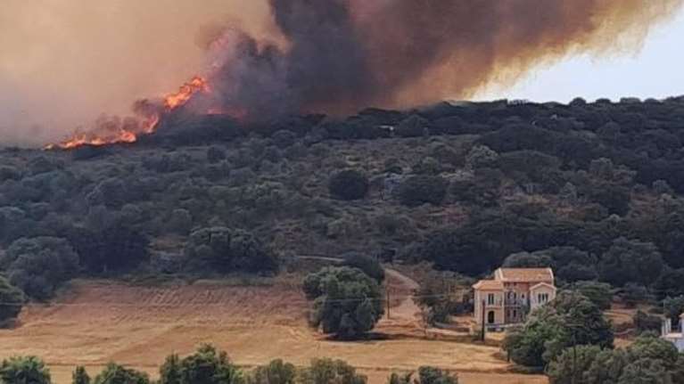 Φωτιά στην Κεφαλονιά: Συνεχείς αναζωπυρώσεις και νέες εστίες - Εκκενώθηκε το μοναστήρι του Αγίου Ανδρέα