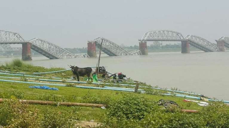 Μιανμάρ: Κατέρρευσε ιστορική γέφυρα 91 χρόνων λόγω του σεισμού των 7,7 Ρίχτερ [βίντεο]