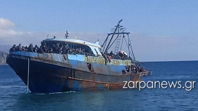 Επιχείρηση μαμούθ στην Παλαιόχωρα Χανίων: Διασώθηκαν πάνω από 400 μετανάστες - Στοιβαγμένοι σε σαπιοκάραβο [εικόνες]
