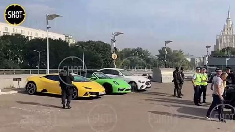 &quot;Πλούσιοι και επιτυχημένοι&quot;: Σάλος από την προκλητική επίδειξη πλούτου με χλιδάτα super cars από γόνους πλούσιων Ρώσων