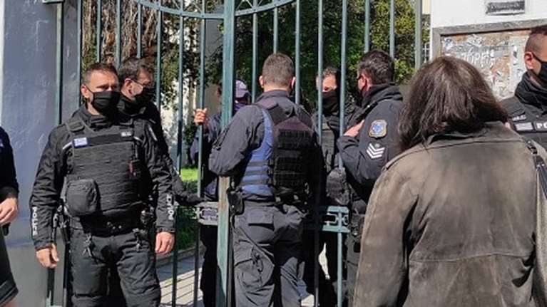 Φονικό στη Μακρινίτσα: Προπηλάκισαν τον δολοφόνο έξω από τα δικαστήρια του Βόλου [Εικόνες]