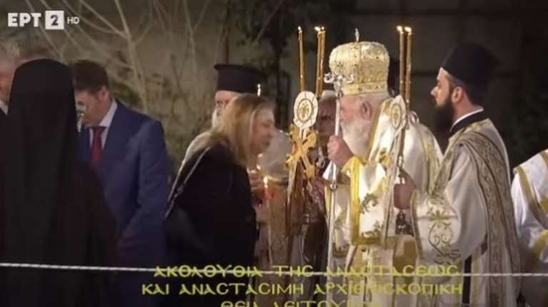 Πήραν φωτιά τα μαλλιά της Μαριλίζας Ξενογιαννακοπούλου στην Ανάσταση από κερί [Βίντεο]