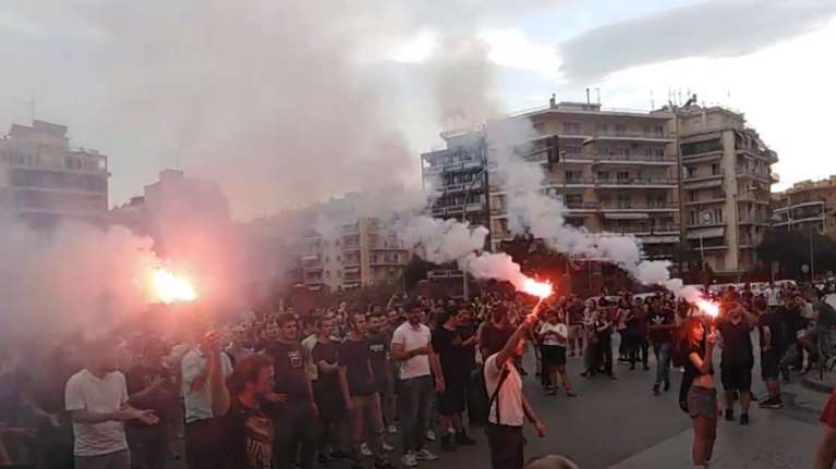 Θεσσαλονίκη: Πορεία διαμαρτυρίας κατά της πανεπιστημιακής αστυνομίας με πυρσούς έξω από το ΥΜΑΘ [Βίντεο]