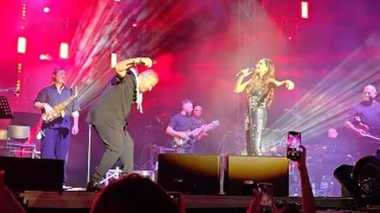 Αντώνης Ρέμος - Δέσποινα Βανδή: Τα ζεϊμπέκικα πάνω στη σκηνή και η αφιέρωση στον Βασίλη Καρρά [βίντεο]