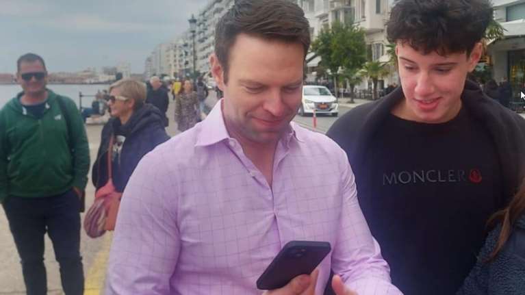 Η βόλτα του Κασσελάκη στην παραλία της Θεσσαλονίκης: Απρόσμενη συνάντηση με μαθητές - &quot;Να βγάλουμε σέλφι&quot; [βίντεο]