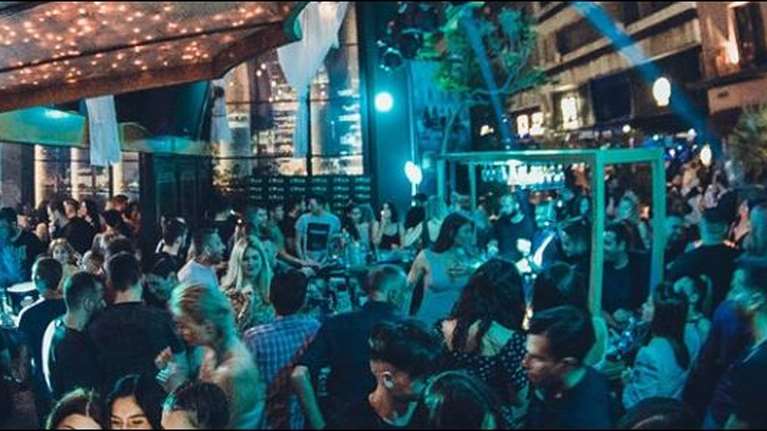 Πρόστιμα και λουκέτα σε νυχτερινά κέντρα: Σφραγίστηκε μπαρ στην Πάρο - &quot;Καμπάνες&quot; σε Μύκονο, Σαντορίνη