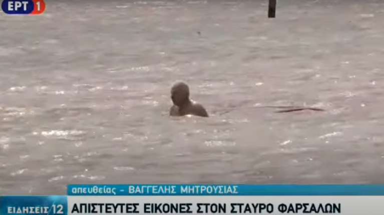 Κακοκαιρία Ιανός: Καρέ-καρέ η διάσωση ηλικιωμένου στα Φάρσαλα [βίντεο]