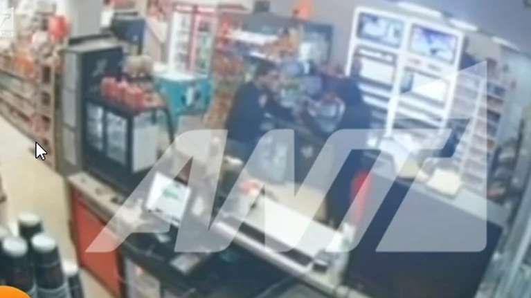 Ληστεία σε μίνι μάρκετ στη Μιχαλακοπούλου: Ο δράστης φορούσε μάσκα που αγόρασε από το θύμα του [βίντεο]
