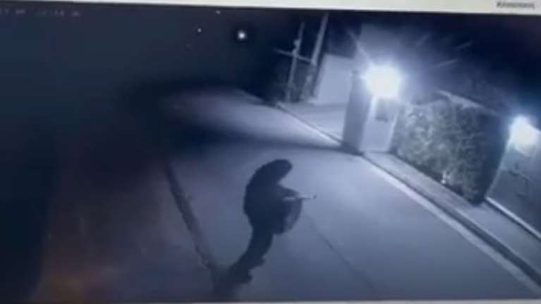 Μένιος Φουρθιώτης: Η στιγμή που ο δράστης πυροβολεί με καλάσνικοφ έξω από το σπίτι [Βίντεο]