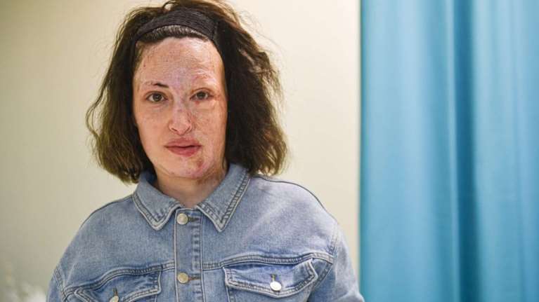 Ιωάννα Παλιοσπύρου: Ποζάρει χαμογελαστή με make up, μπροστά από τον καθρέφτη και αποκαλύπτει τις σκέψεις της