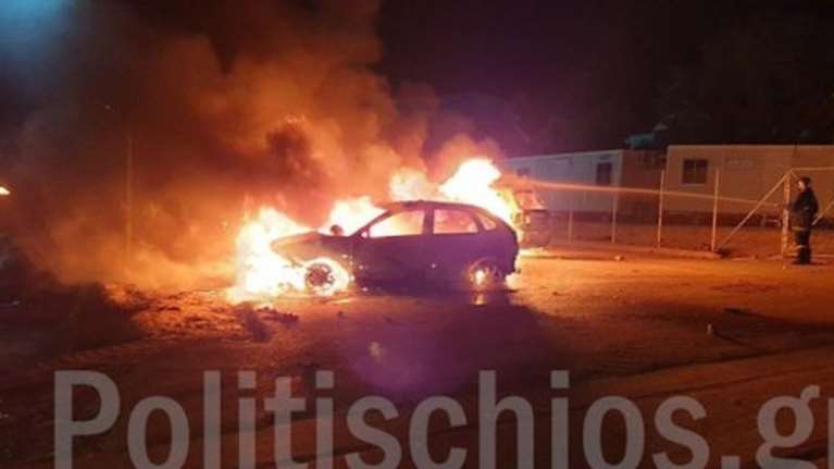 Σοβαρά επεισόδια τη νύχτα σε καταυλισμό της Χίου μετά τον θάνατο 47χρονης - Κάηκαν αυτοκίνητα, ζημιές σε φρουρές