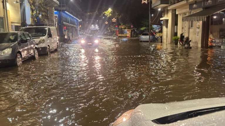 Πλημμυρισμένοι δρόμοι και εγκλωβισμοί σε Αγρίνιο και Πρέβεζα από τη νεροποντή - Πού θα είναι έντονα τα φαινόμενα σήμερα