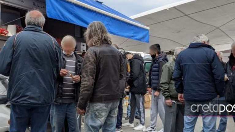 Συνωστισμός σε λαϊκή του Ηρακλείου Κρήτης – Με κατεβασμένες μάσκες, μπύρες και... σουβλάκια παρά το &quot;βαθύ κόκκινο&quot; [εικόνες]