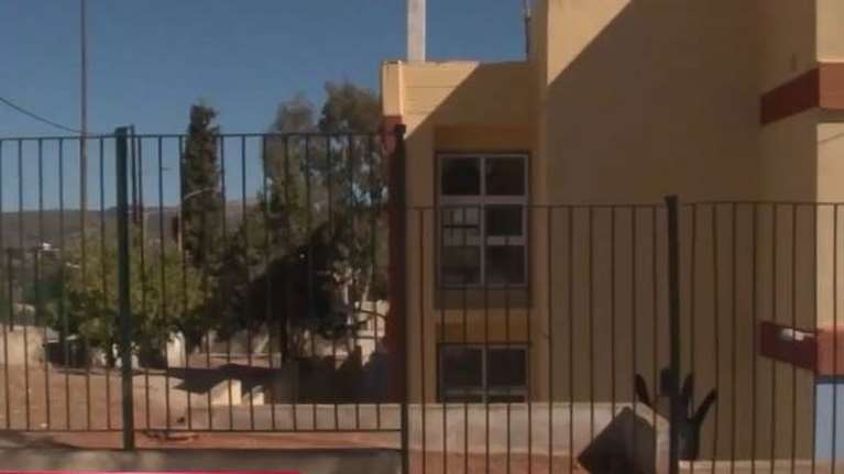 Ανάβυσσος: Πέταξαν τρικάκια με σβάστικες και απειλούσαν 12χρονη μαθήτρια - &quot;Τα είχαμε δει στο TikTok&quot; λέει ο 13χρονος [βίντεο]