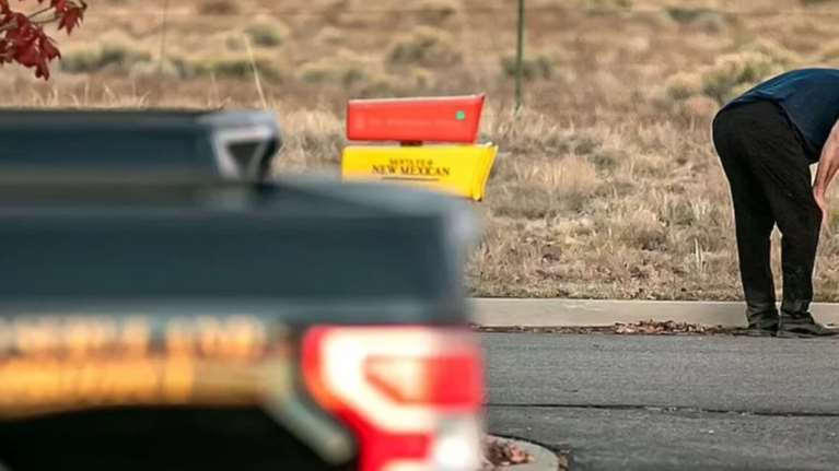 Άλεκ Μπάλντουιν: Κατέρρευσε ο ηθοποιός μετά το τραγικό δυστύχημα - Μυστήριο για το πώς σκότωσε την 42χρονη [εικόνες - βίντεο]