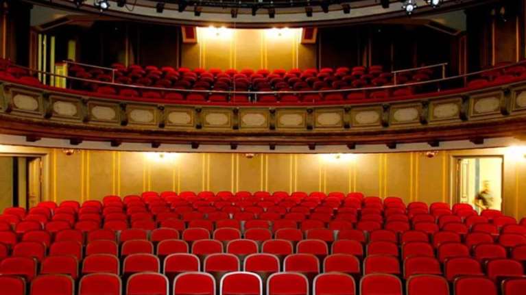 Ο νεαρός Νίκος Σ. κατέθεσε μήνυση κατά του γνωστού σκηνοθέτη για σεξουαλική κακοποίηση – Τι λέει ο δικηγόρος του