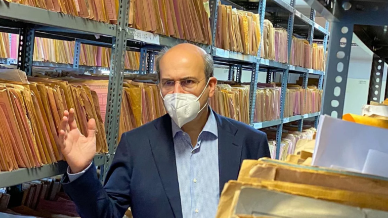 Επίσκεψη - έκπληξη Χατζηδάκη στον ΕΦΚΑ Αγ. Παρασκευής: Έλειπαν σχεδόν οι μισοί υπάλληλοι