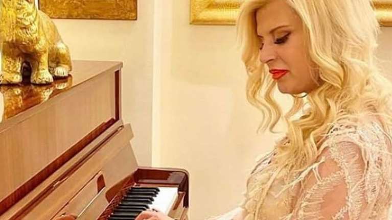 &quot;Οργίασε&quot; το twitter με την αποκαλυπτική εμφάνιση της Μαρίνας Πατούλη στο πιάνο
