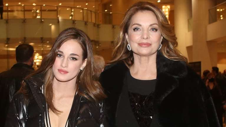 Άντζελα Γκερέκου - Μαρία Βοσκοπούλου: Στιλάτες στο θέατρο με λευκά πανωφόρια