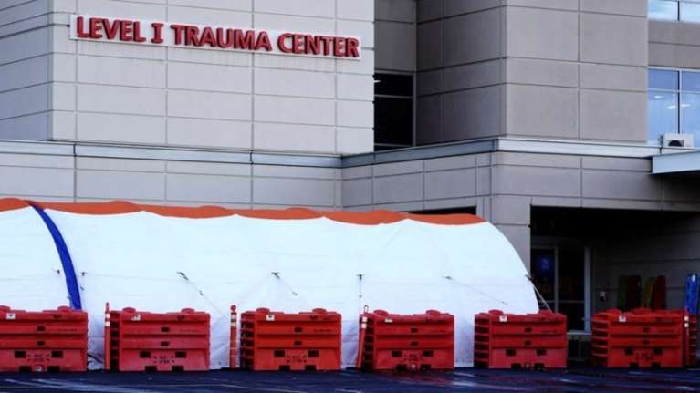 ΗΠΑ: Ψεκασμένοι &quot;τρύπωσαν&quot; σε ΜΕΘ νοσοκομείου για να δουν αν έχει ασθενείς κορονοϊού [βίντεο]