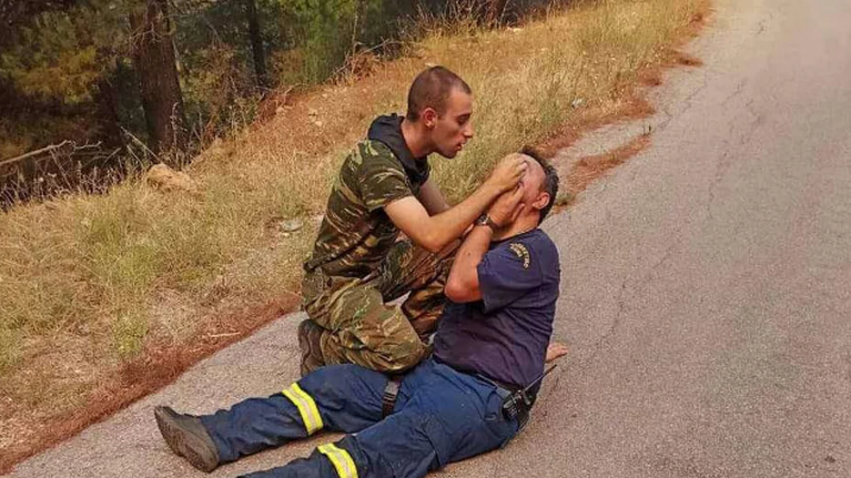 Συγκλονιστική φωτογραφία: Στρατιώτης παρέχει πρώτες βοήθειες σε πυροσβέστη