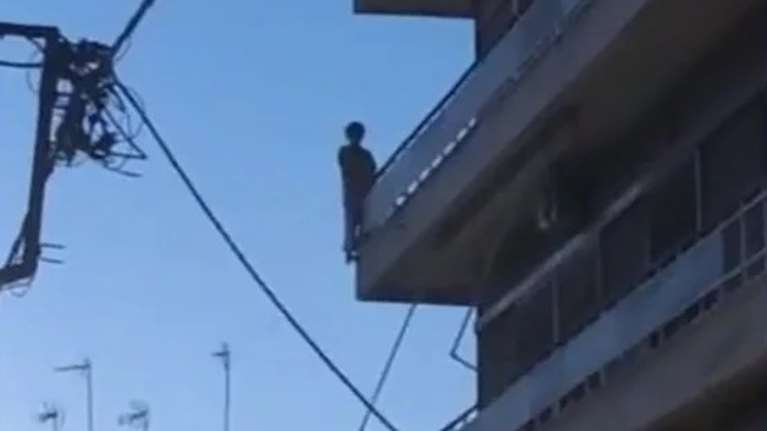 Σοκ στο Αγρίνιο: Γυναίκα έπεσε από μπαλκόνι 4ου ορόφου [βίντεο]