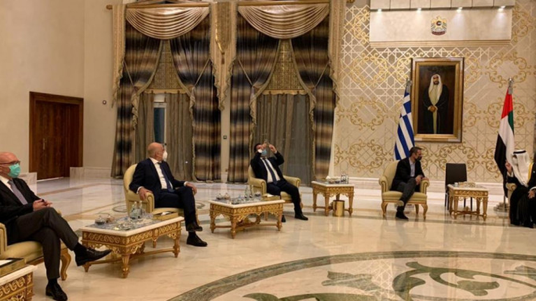 Ο Γεωργιάδης απαντά στη Αυγή, γιατί φωτογράφιζε τους... πολυελαίους στο Άμπου Ντάμπι