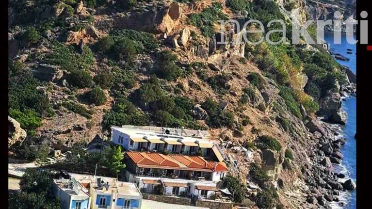 Τραγωδία στην Κρήτη: Η συγκλονιστική στιγμή που μεταφέρουν τη 47χρονη νεκρή μετά την πτώση βράχου [βίντεο]