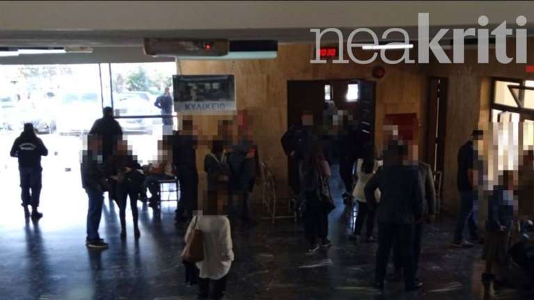 &quot;Θα σε σταυρώσουμε σαν τον Χριστό...&quot;: Δίκη στην Κρήτη για τον βιασμό ΑμεΑ από ιερείς και φίλους του πατέρα του